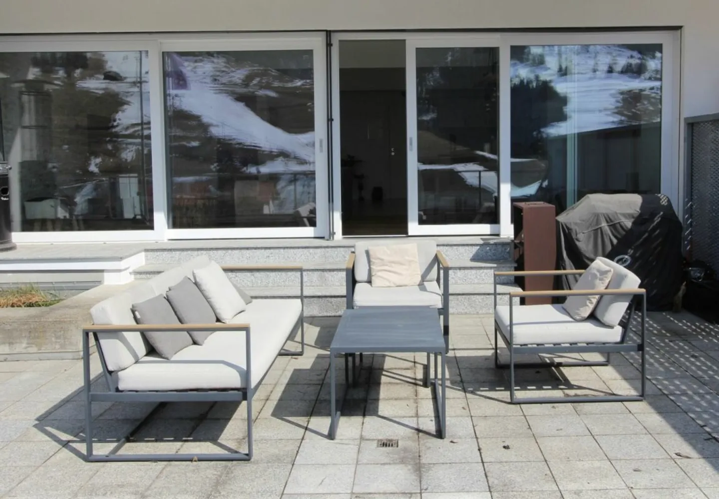 Stylish 3.5 Room Apartment with Generous Terrace - Photo 7 of 8