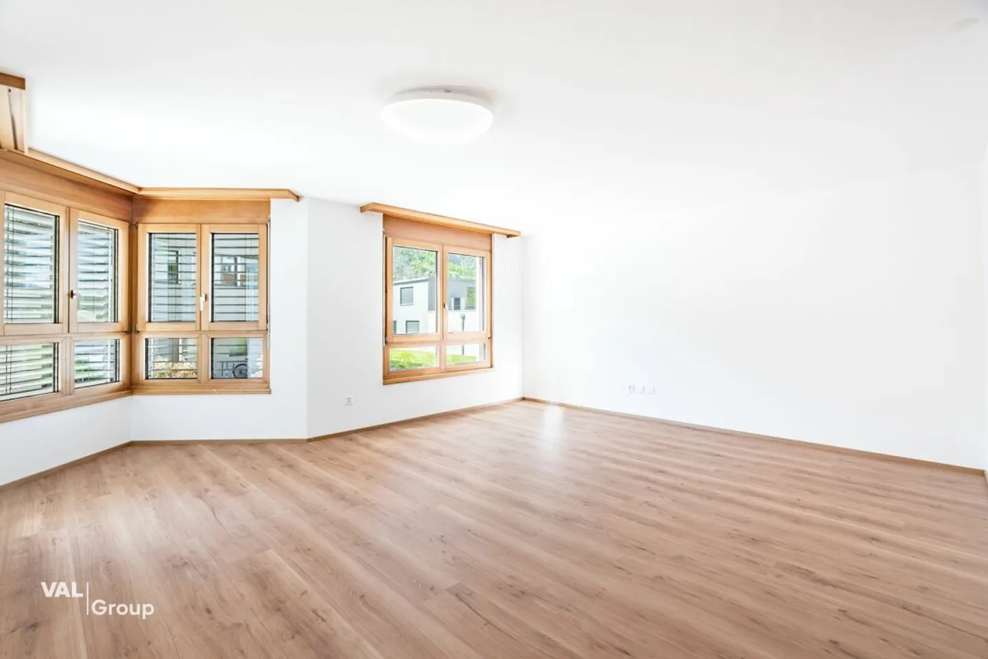 Stylishly renovated 4.5-room apartment in a quiet location in Raron - Photo 2 of 13