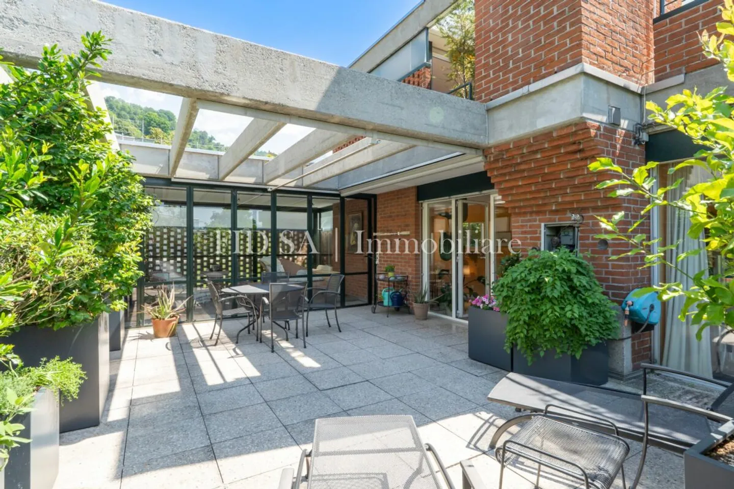 MINUSIO - Exclusive apartment with terrace immersed in greenery - Photo 3 of 12