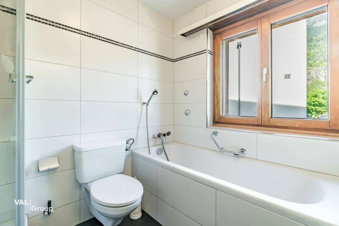 Spacious Living in a Central Location in Brig-Glis - with Balconies on All Sides - Photo 12 of 13