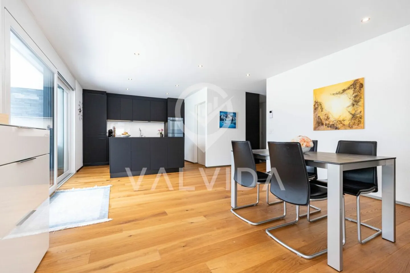 Moderne 5.5-Zimmerwohnung mit grosser Terrasse in Susten - Foto 1 von 13