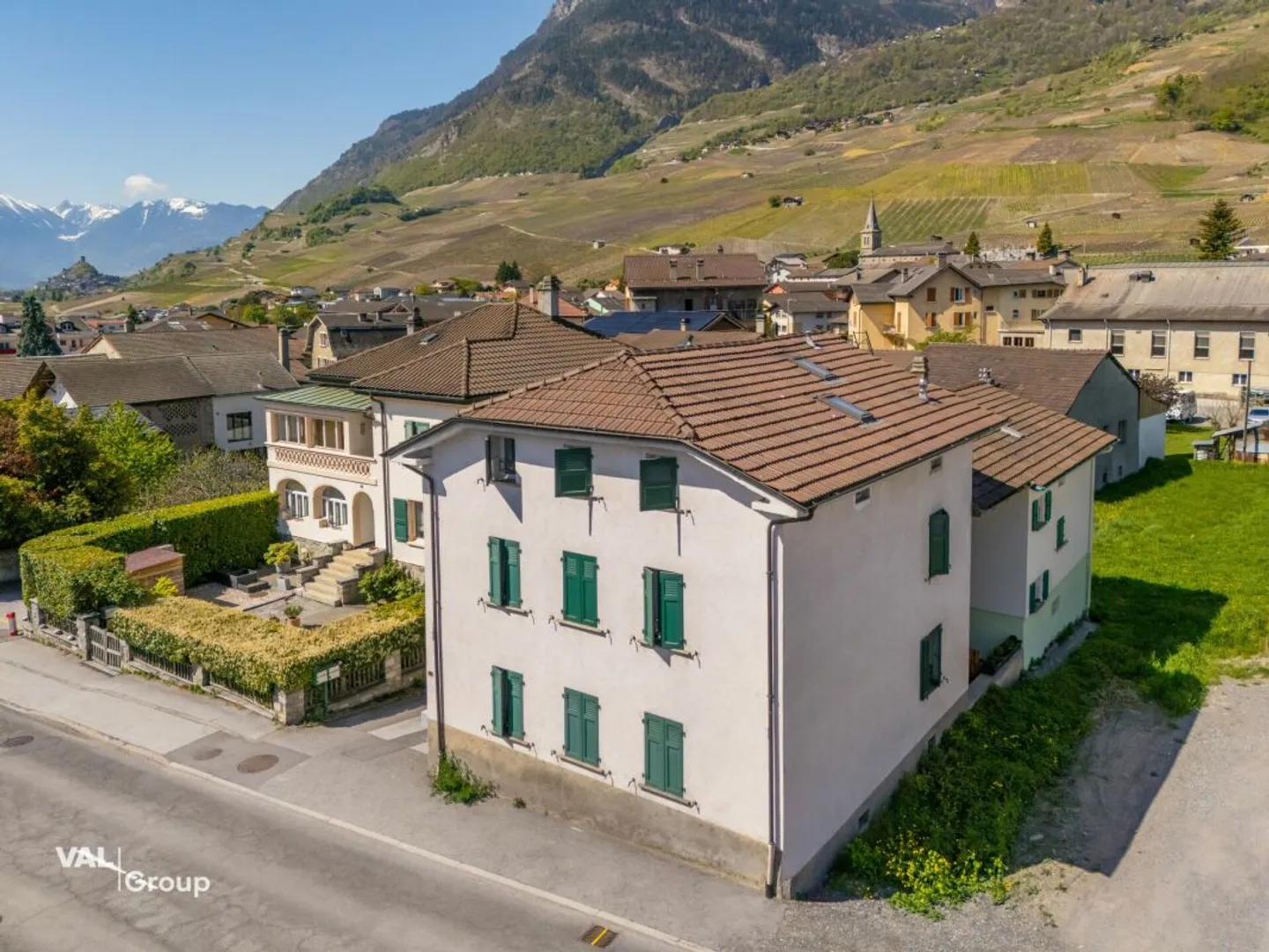 Small building in the heart of the village with a gross yield of 4.5% - Photo 1 of 13