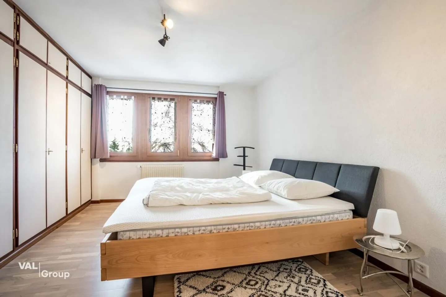 Un cocoon alpino luminoso con camino e vista libera - Foto 7 di 13