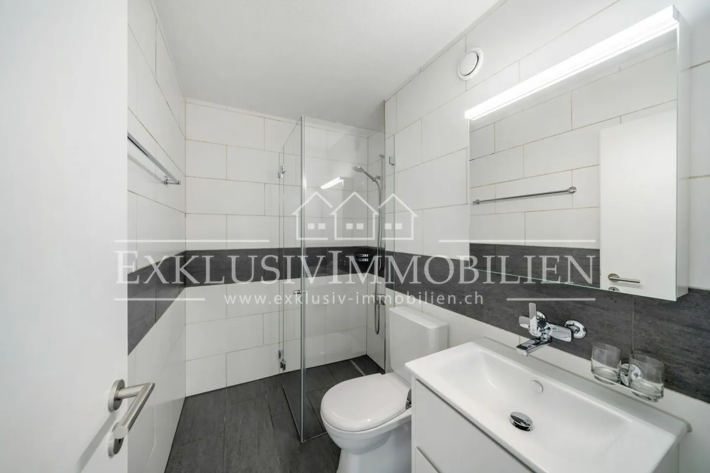 Freshly renovated apartment in prime location - Photo 4 of 6