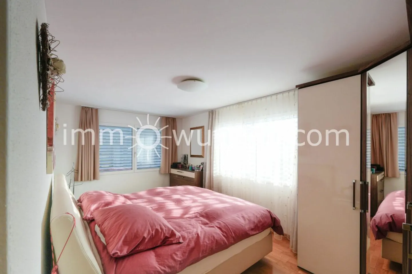 L'opportunité : moderne appartement en copropriété de 4 ½ pièces, avec balcon, vue sur la verdure, ainsi qu'une buanderie privée, 2 x places de parking dans le garage souterrain - Photo 5 sur 12