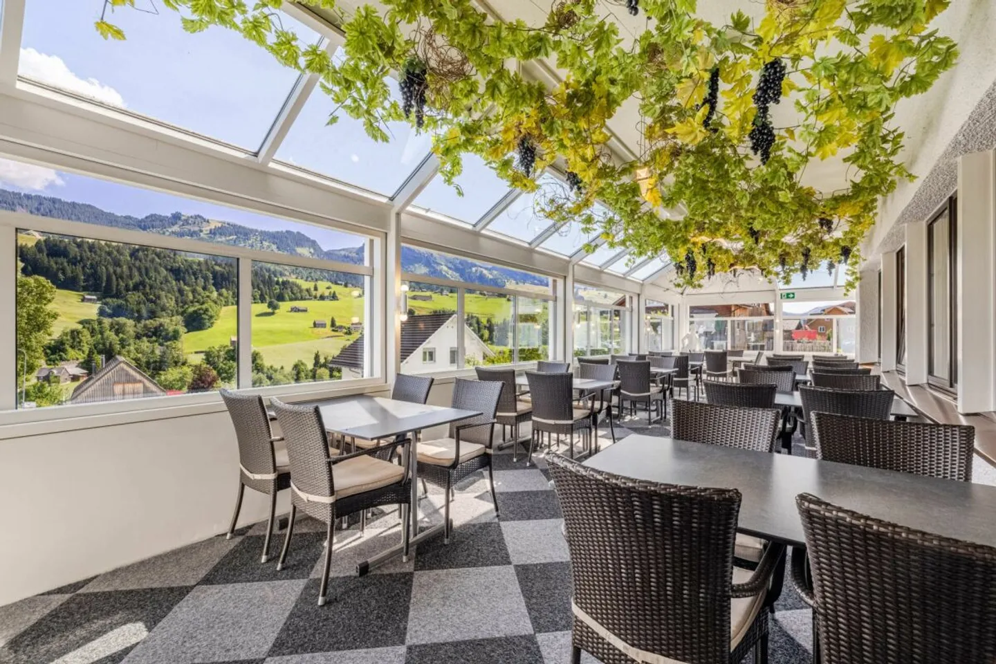 VIEL POTENZIAL AN BESTER LAGE: HOTEL TOGGENBURG MIT TRAUMAUSSICHT UND IDEALER STRUKTUR - Foto 4 von 13
