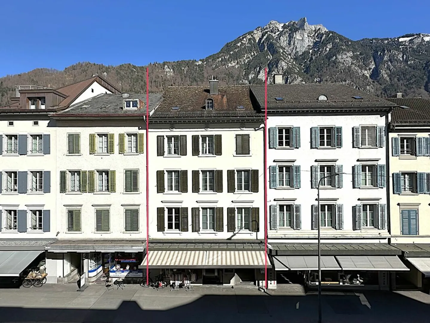 Edificio residenziale e commerciale nel centro di Glarus - Foto 1 di 13