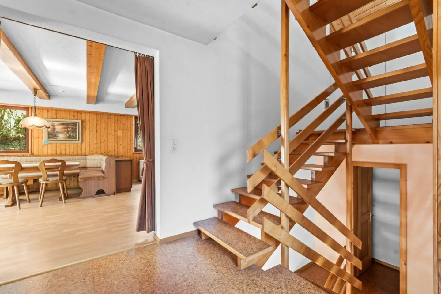 Grosszügige 5.5-Zimmer-Wohnung mit Garten und herrlicher Aussicht in Schwanden - Photo 4 of 12