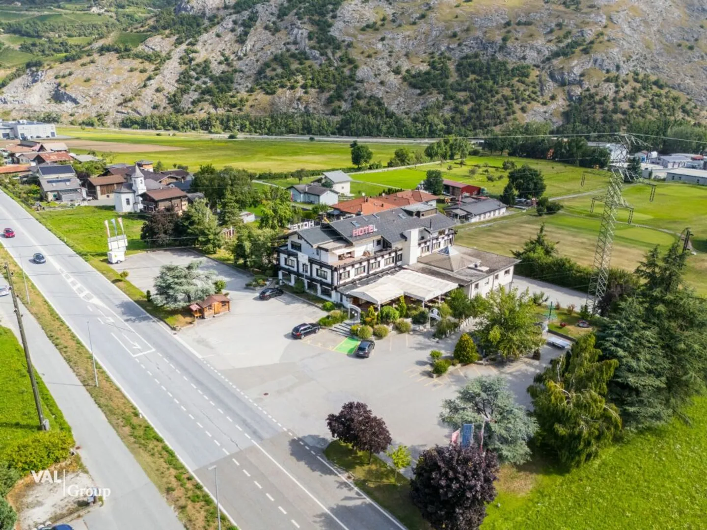 Hôtel supérieur incluant un projet de développement sur un terrain total de 6 000 m2 - Photo 1 sur 13