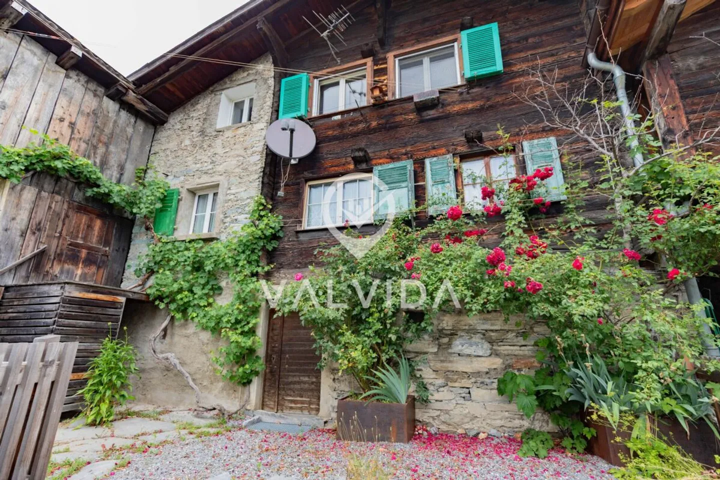 3.5 Room Apartment with Panoramic View and Development Potential in Hohtenn - Photo 1 of 13