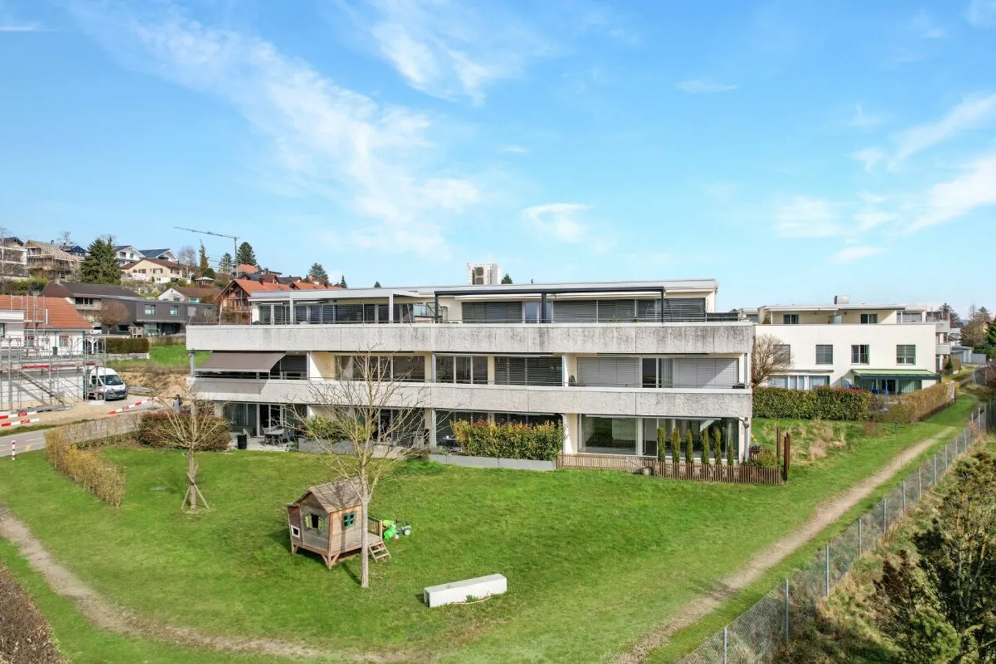 Là où les cœurs de famille s'épanouissent - 5,5 pièces avec accès au jardin - Photo 1 sur 13