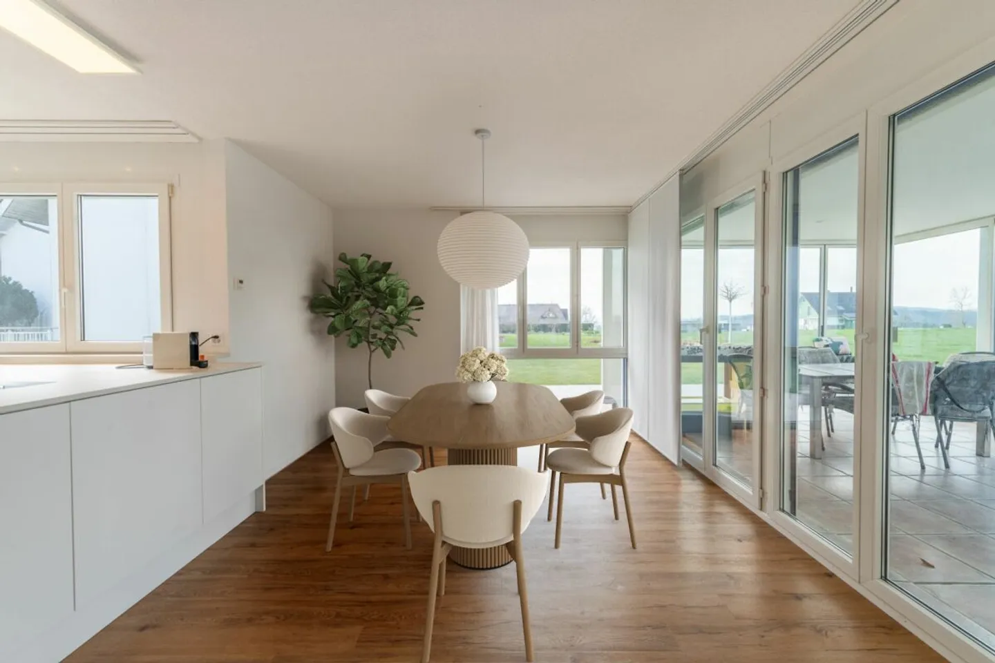 Appartement lumineux de 5,5 pièces avec terrasse et paradis vert privé - Photo 3 sur 13