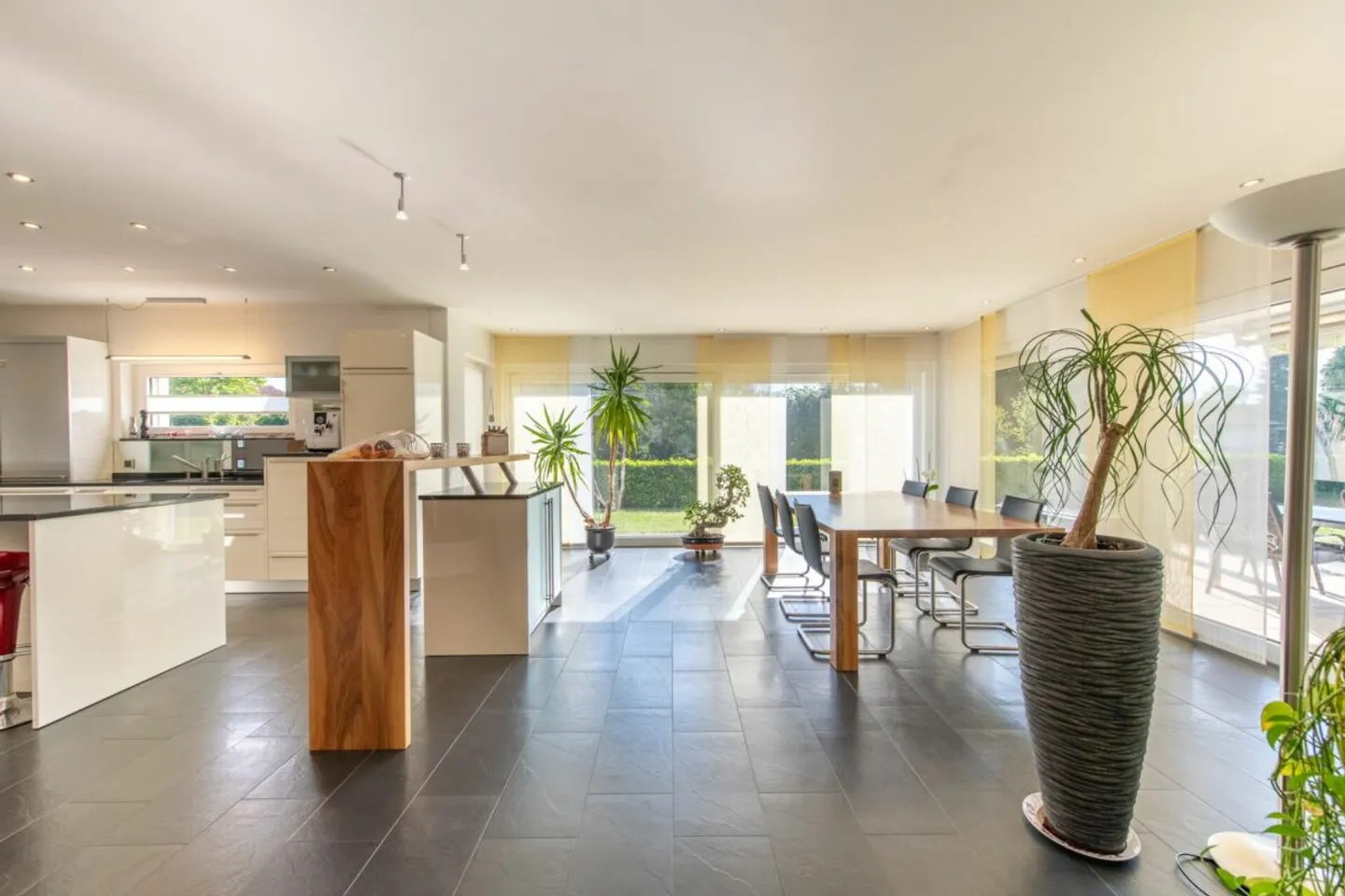 Lebensqualität pur: Freistehendes Einfamilienhaus mit Pool und Garten - Foto 4 von 13