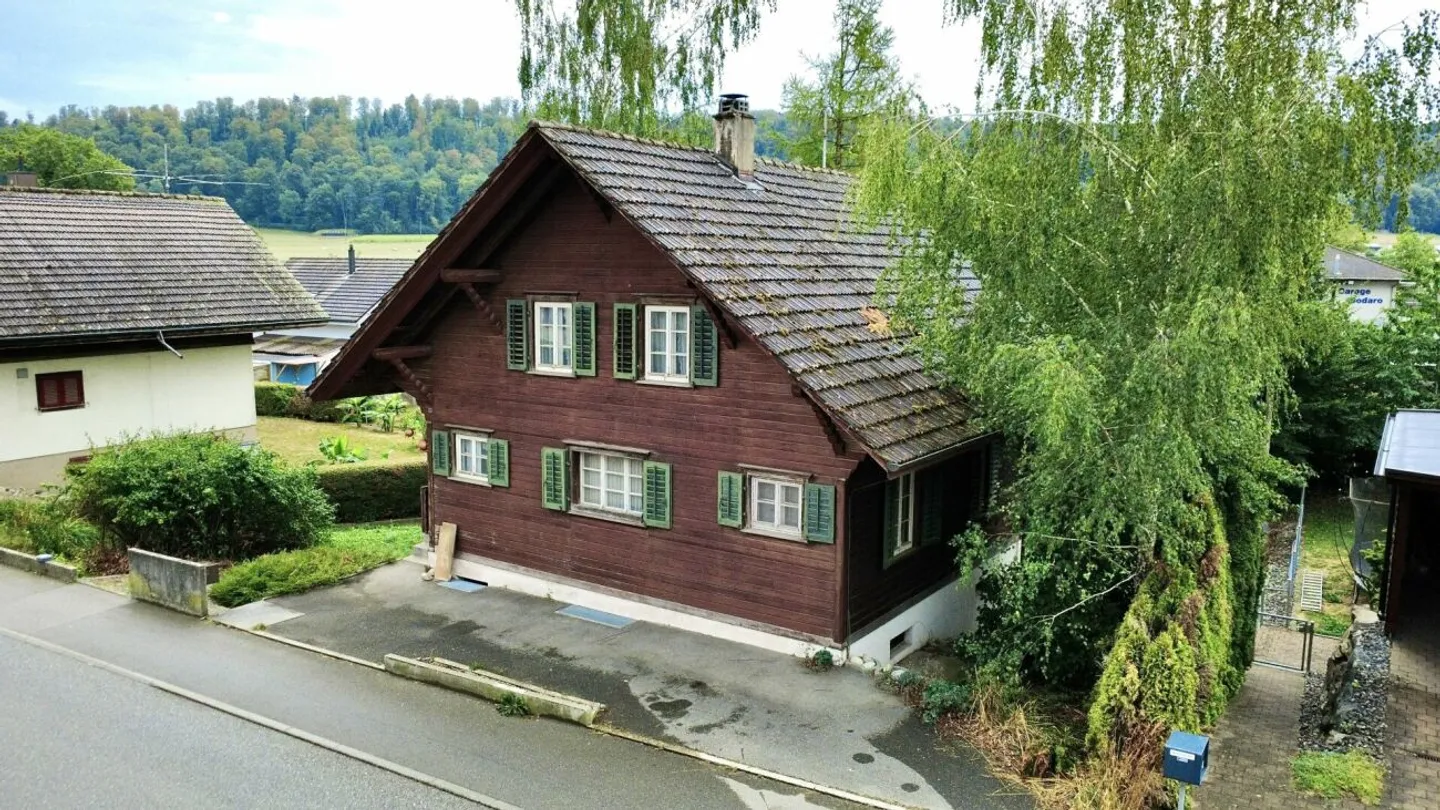 5.5-Room Single-Family House for Renovation and Design in Bettenhausen! - Photo 1 of 9