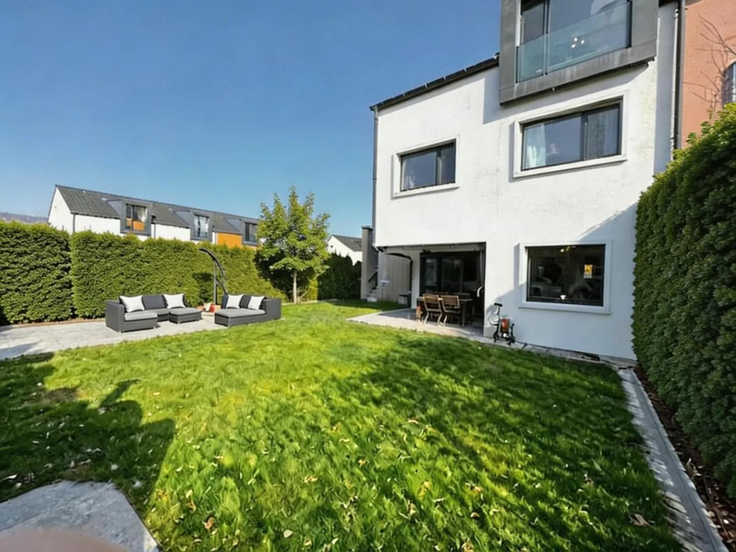 MAISON FAMILIALE SPACIEUSE DANS UN EMPLACEMENT PRIVILÉGIÉ - Photo 1 sur 13