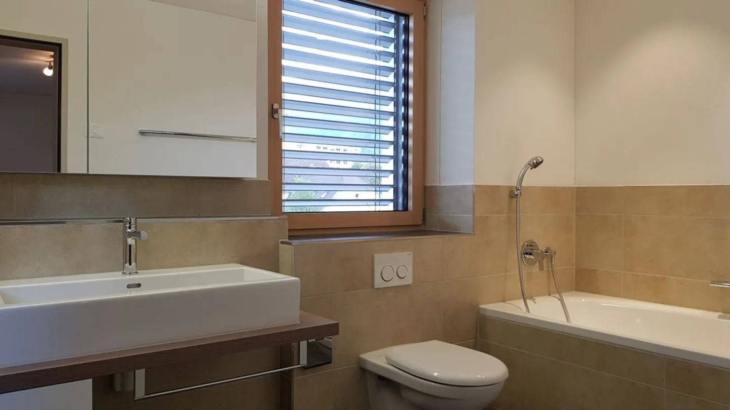 Appartement de 4,5 pièces presque neuf avec un haut niveau de finition et un balcon - Photo 5 sur 10