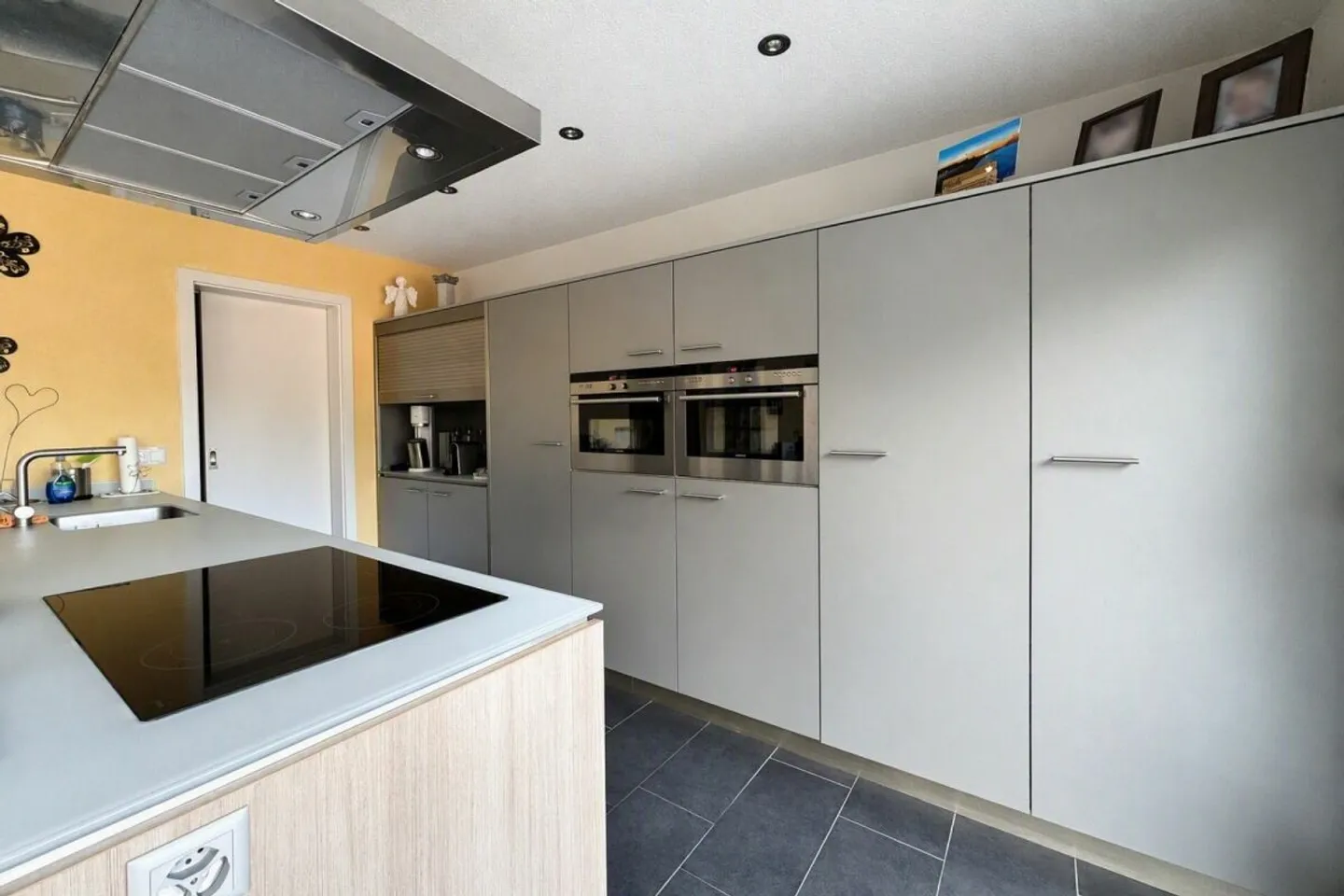 Attraktives 6.5 Zimmer-Doppeleinfamilienhaus mit Garten und Aussicht - Photo 3 of 13