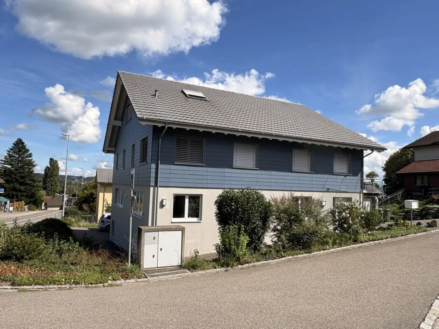 Spacious residential and commercial property with workshop, gallery, and parking spaces - Photo 7 of 13