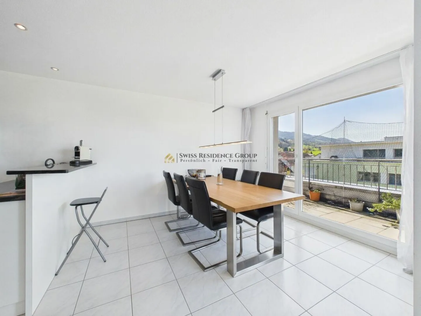 Bright penthouse apartment with a beautiful view of mountains and lake - Photo 5 of 13