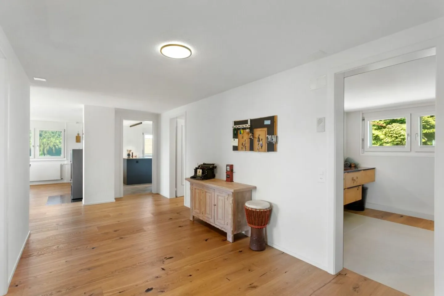 Like-new renovated and modern apartment in the green with great views - Photo 9 of 13