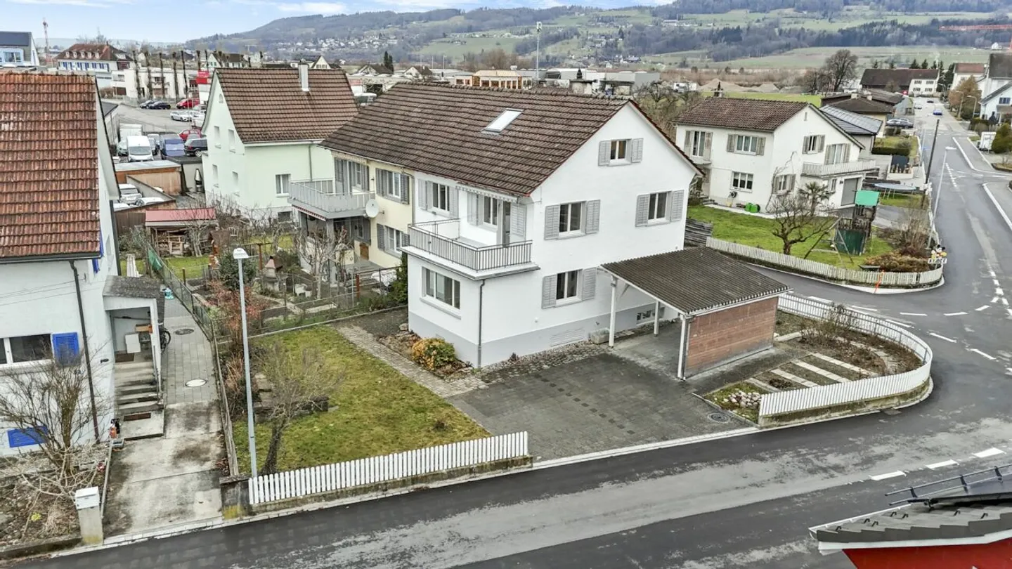 Stilvolles Wohnen mit Garten -  komplett renoviertes  Doppeleinfamilienhaus in Bürglen - Photo 1 sur 13