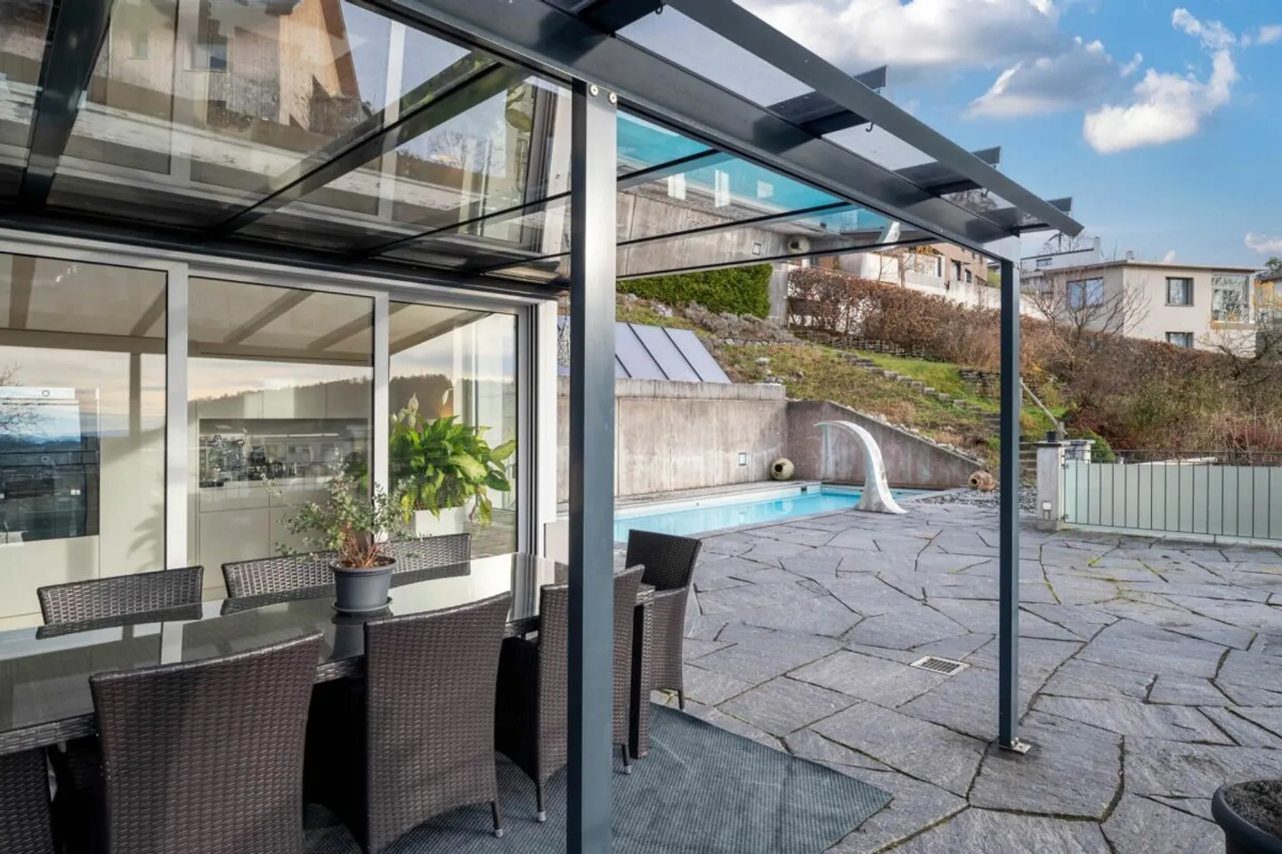 Complètement rénové, avec piscine et vue imprenable ! - Photo 9 sur 13