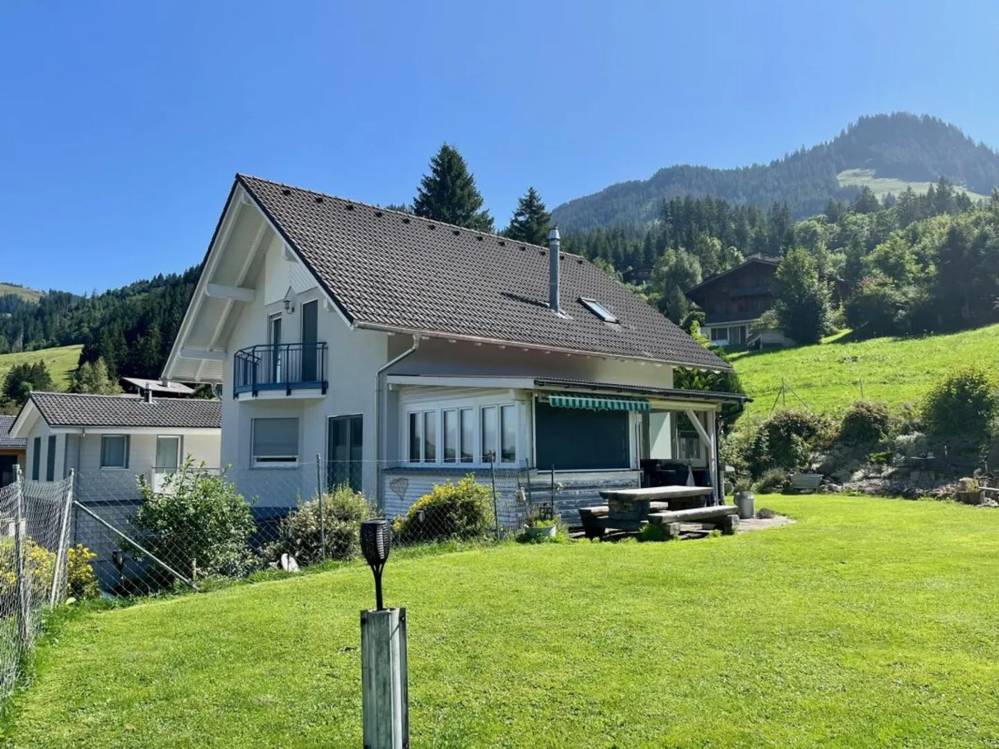 3-Generationenhaus mit Baulandreserve in Schwarzsee FR - vollvermietet an bester Lage! - Photo 2 sur 13