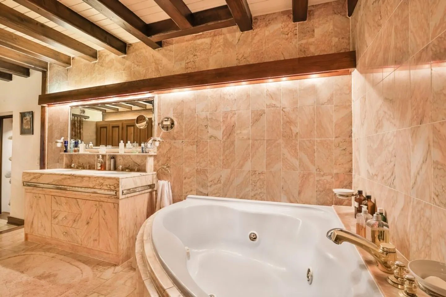 Village property with old-world charm, offering very generous spaces, located in Avusy, in the heart of the Geneva countryside - Photo 9 of 13