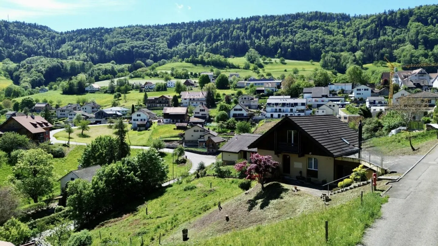 Qui sta nascendo la tua casa da sogno con vista! Terreno edificabile soleggiato a Grindel (SO) - Foto 6 di 7