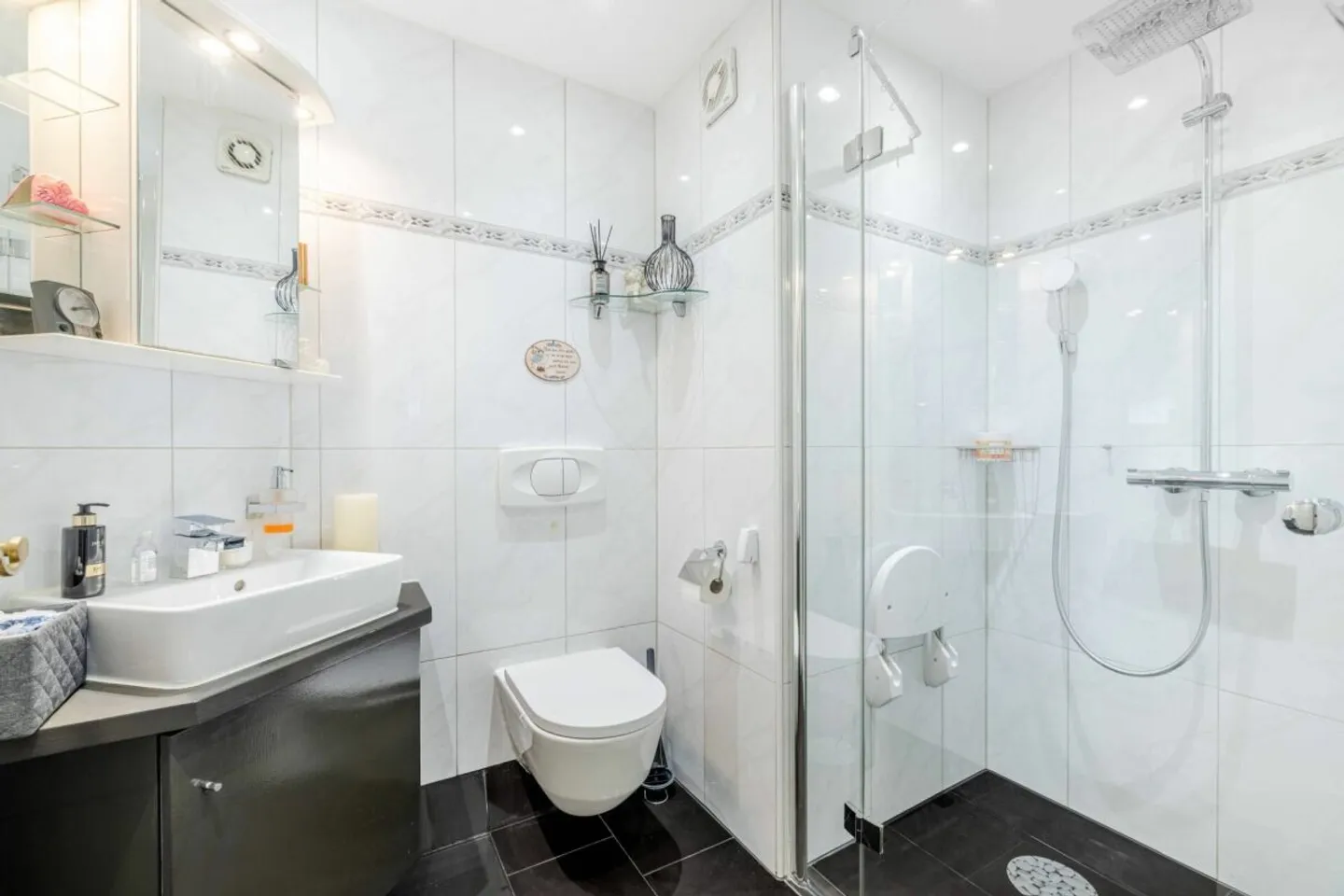 Appartamento 4.5 stanze ristrutturato con stile in una zona residenziale tranquilla di Uzwil - Foto 5 di 11