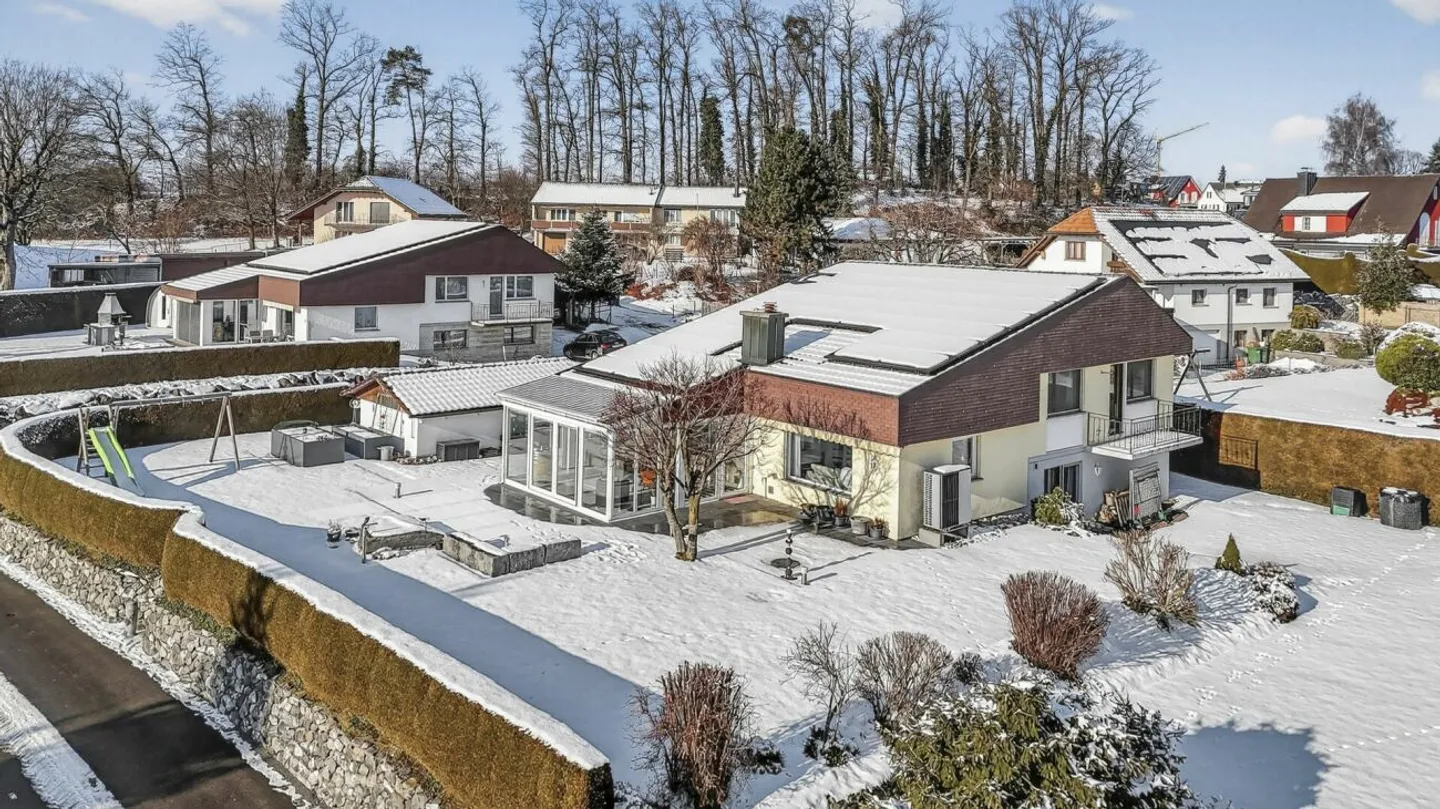 Casa familiare indipendente con molto spazio, idillio da giardino e tecnologia sostenibile - Foto 1 di 13