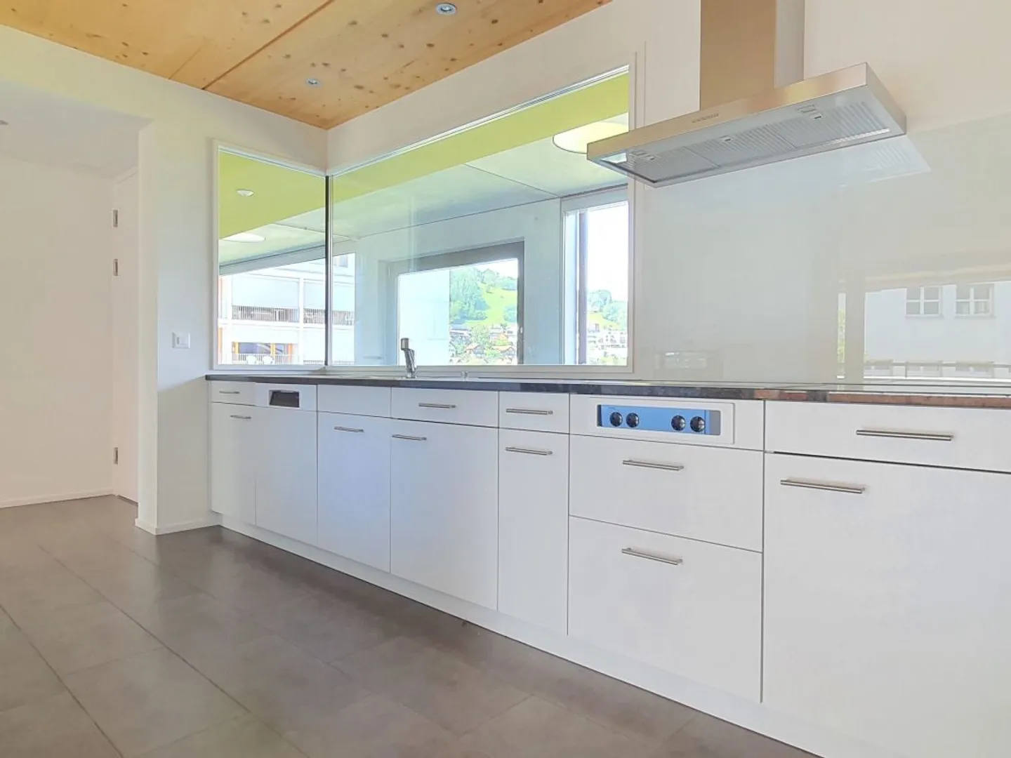 Moderno appartamento di 2,5 stanze con bel balcone in un alloggio assistito - Foto 1 di 9