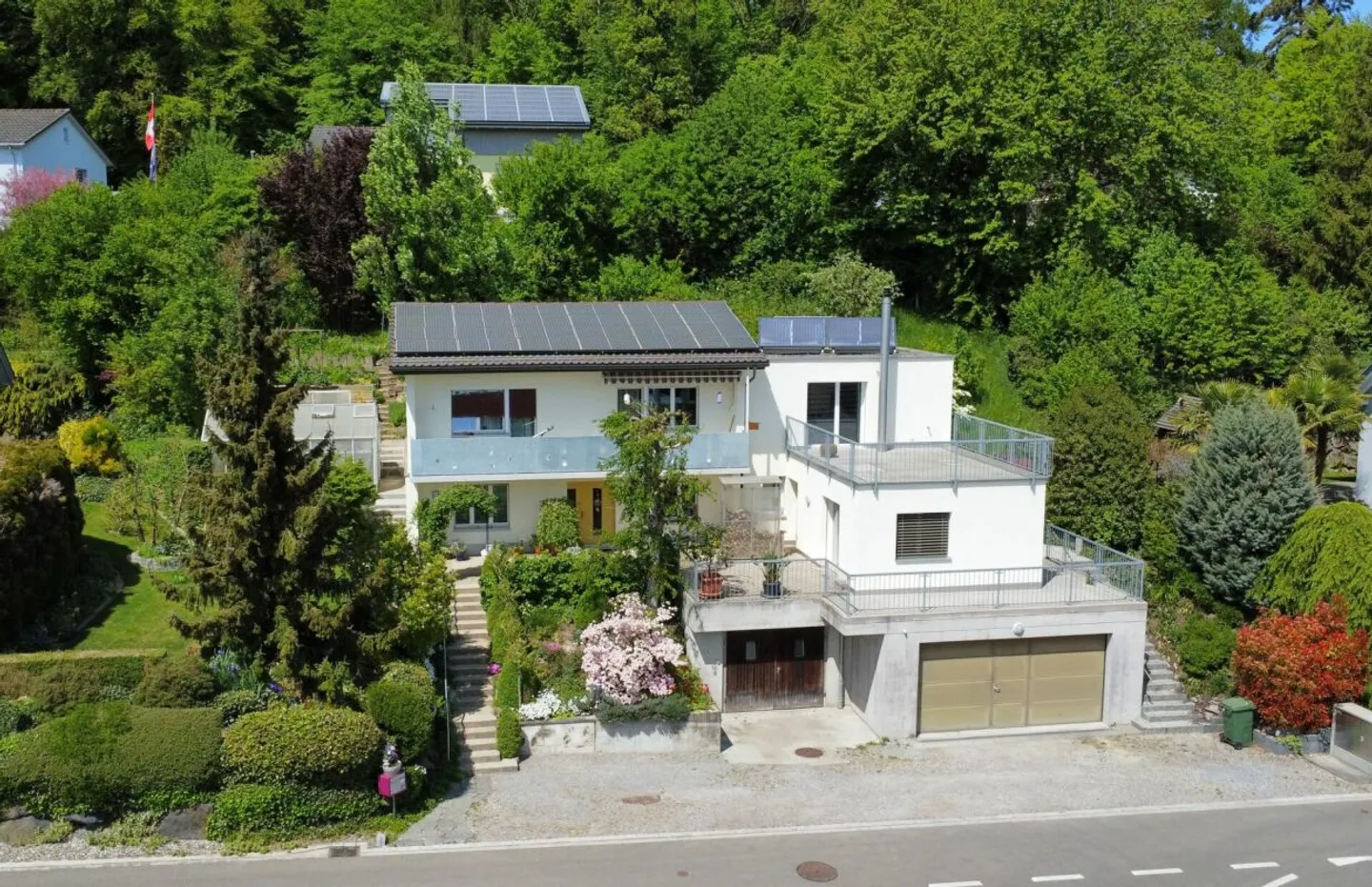 Wohnen mit Weitsicht: Grosszügiges Einfamilienhaus mit Einliegerwohnung - Photo 1 of 12