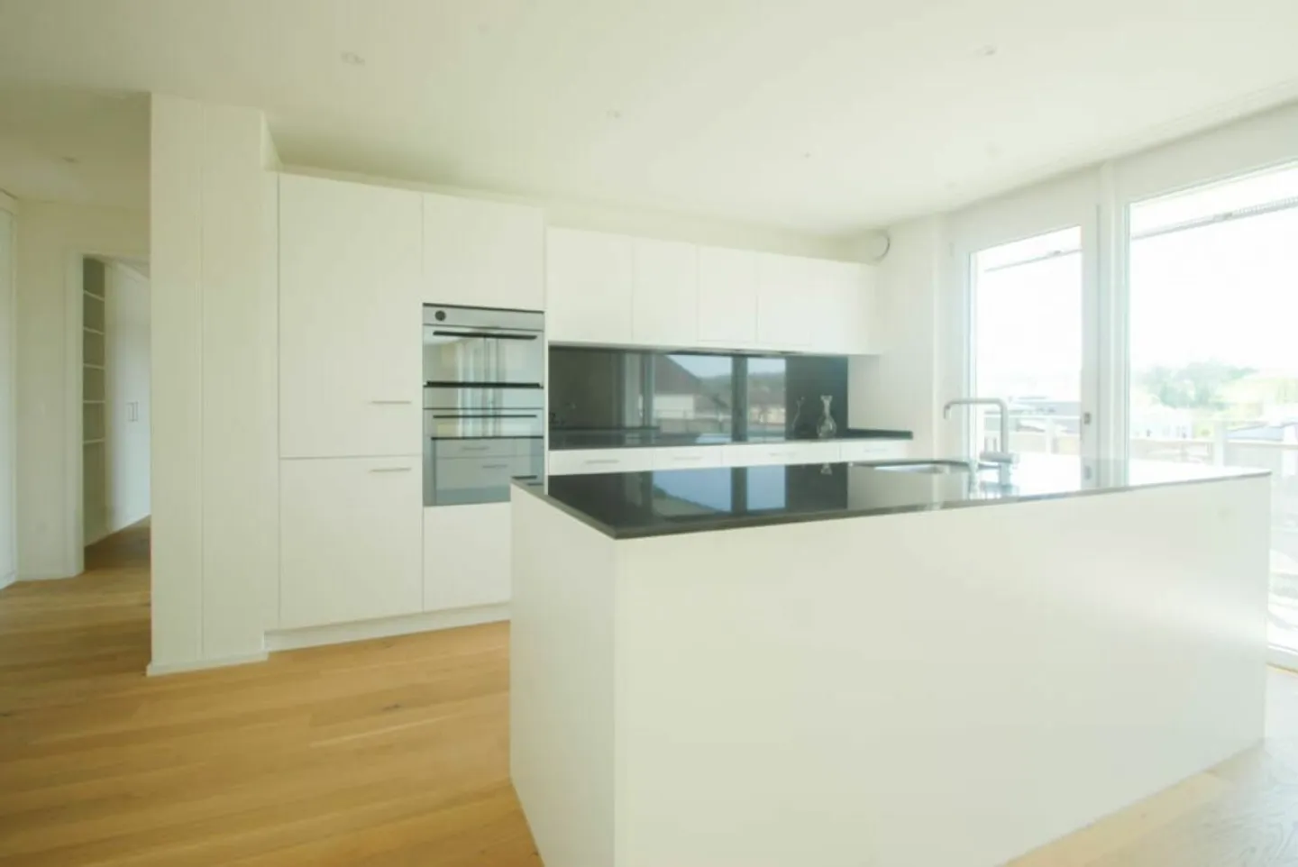 Moderne 3.5-Zimmer-Wohnung mit Südbalkon, Bergsicht &amp; Garage - Photo 3 of 13