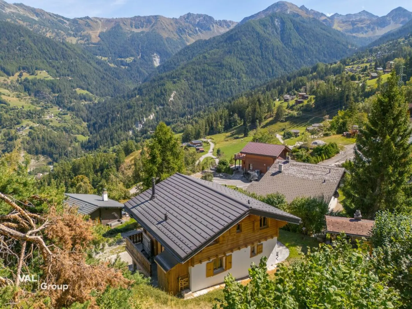 View, comfort and well-being! Superb furnished chalet in La Tzoumaz - Photo 3 of 13