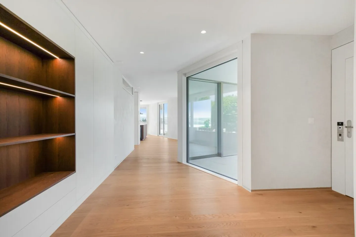 Exklusive 4.5 Zimmer Neubau Terrassenwohnung mit atemberaubender Weitsicht über den Murtensee - Foto 5 von 13