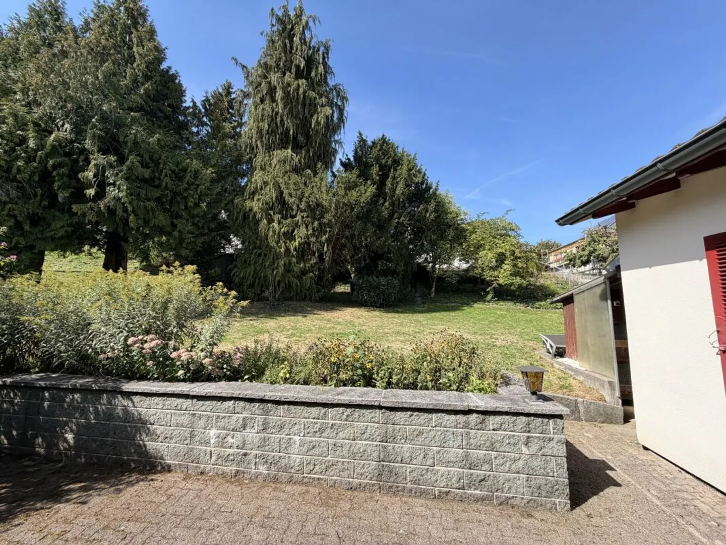Casa unifamiliare recentemente ristrutturata con grande giardino - Foto 6 di 13