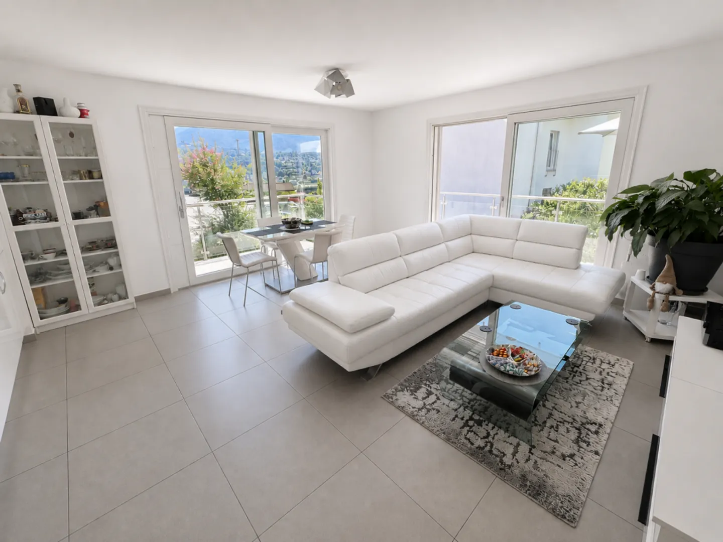 Attractive 4.5-room garden apartment in Manno - spacious living comfort with private garden - Photo 1 of 13