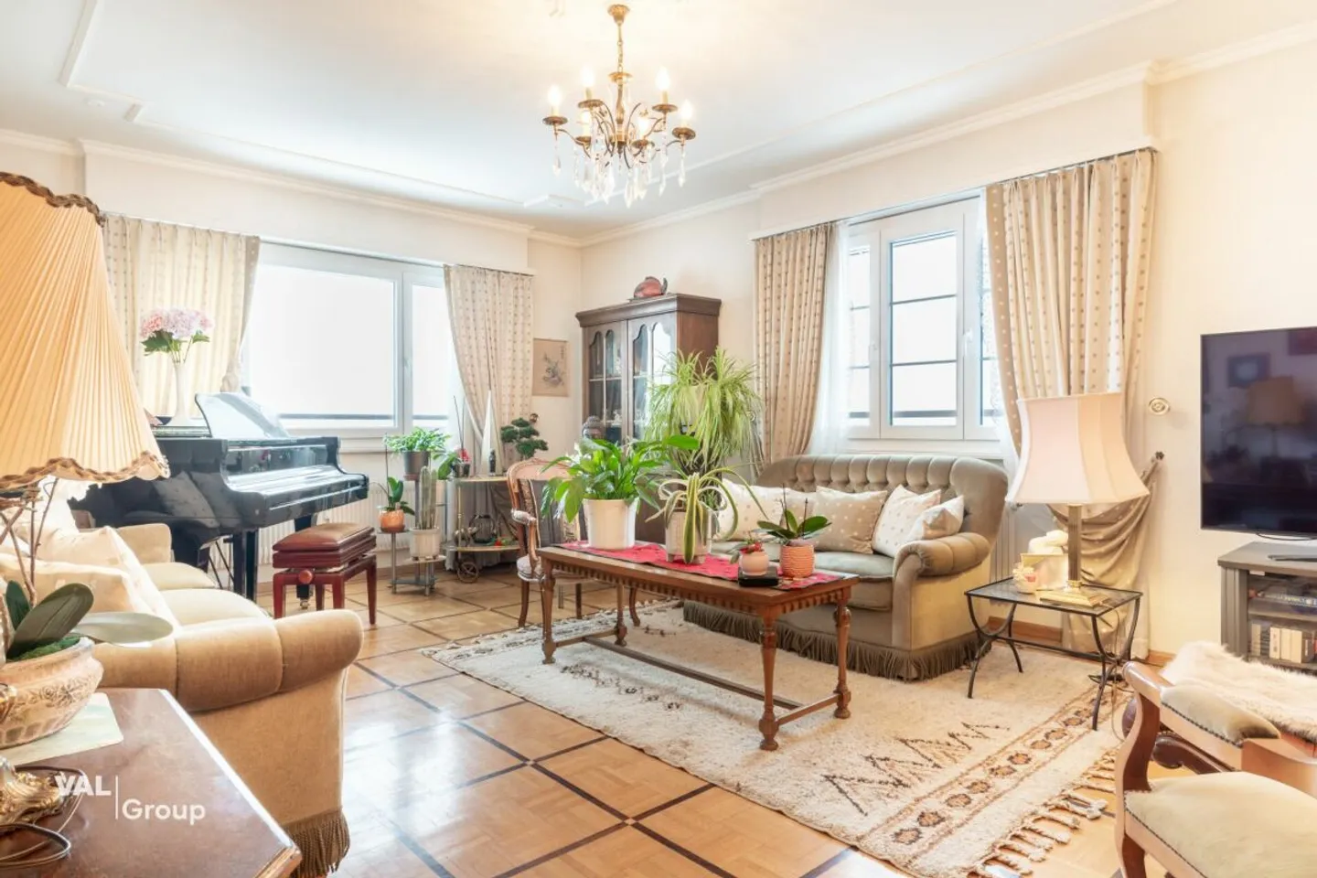 Bright attic in the heart of amenities - Photo 2 of 9