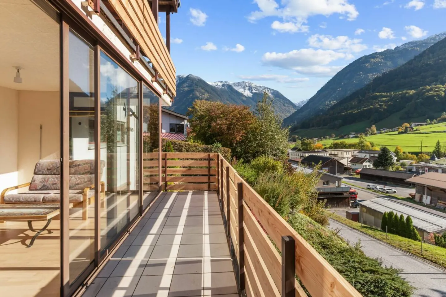 Grosszügige 5.5-Zimmer-Wohnung mit Garten und herrlicher Aussicht in Schwanden - Photo 1 of 12