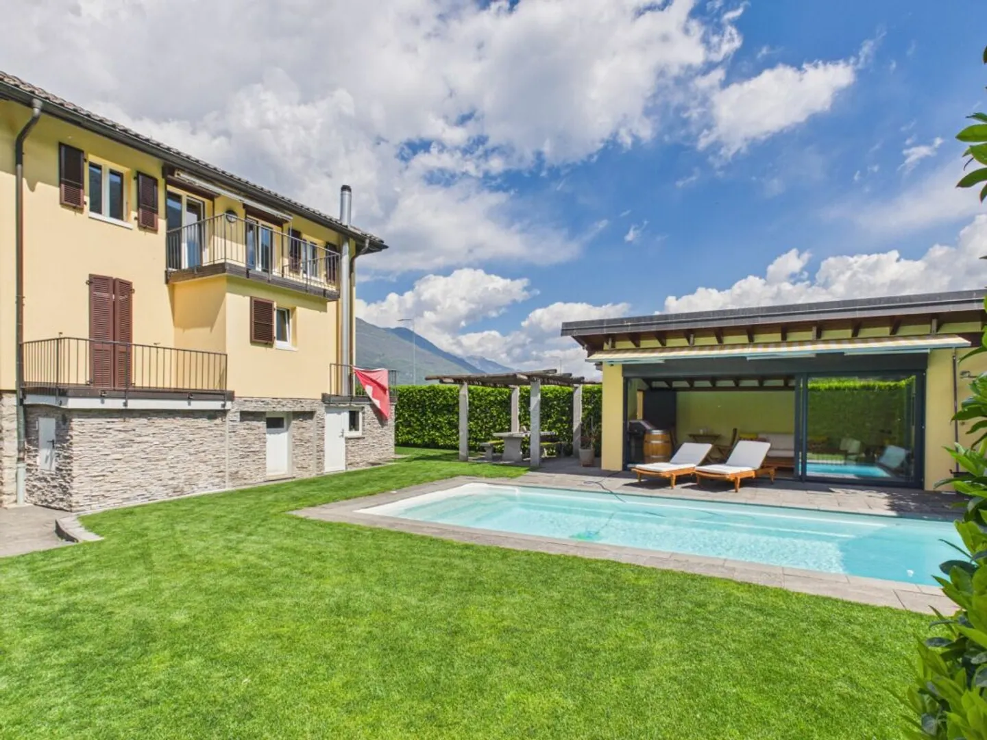 Bright single-family house with large garden and swimming pool - Photo 6 of 13