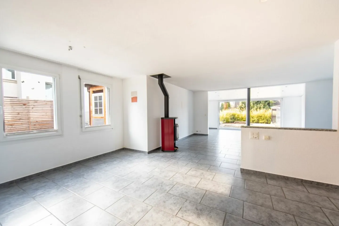 Arrive and feel at home: 6.5-room semi-detached house in a family-friendly residential area - Photo 6 of 13