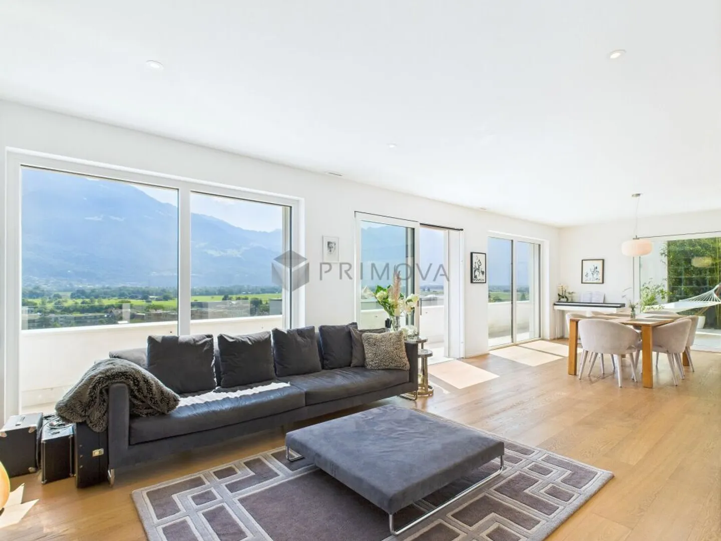 Stylish Architect House with Timeless Elegance - Photo 3 of 13