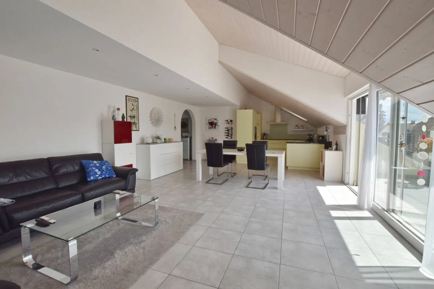 Appartement mansardé de 4.5 pièces avec grenier aménagé - Photo 3 sur 12