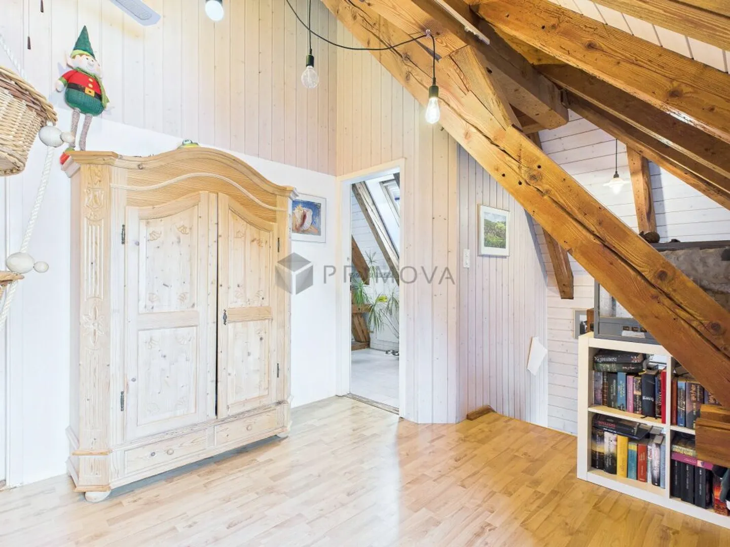 Spacious residential house with easy conversion to a multi-generational project - Photo 4 of 10