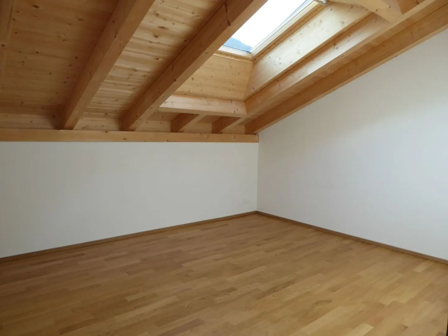 moderne 4 1/2-Zimmer-Dachwohnung mit Holzofen und Balkon - Foto 5 di 11