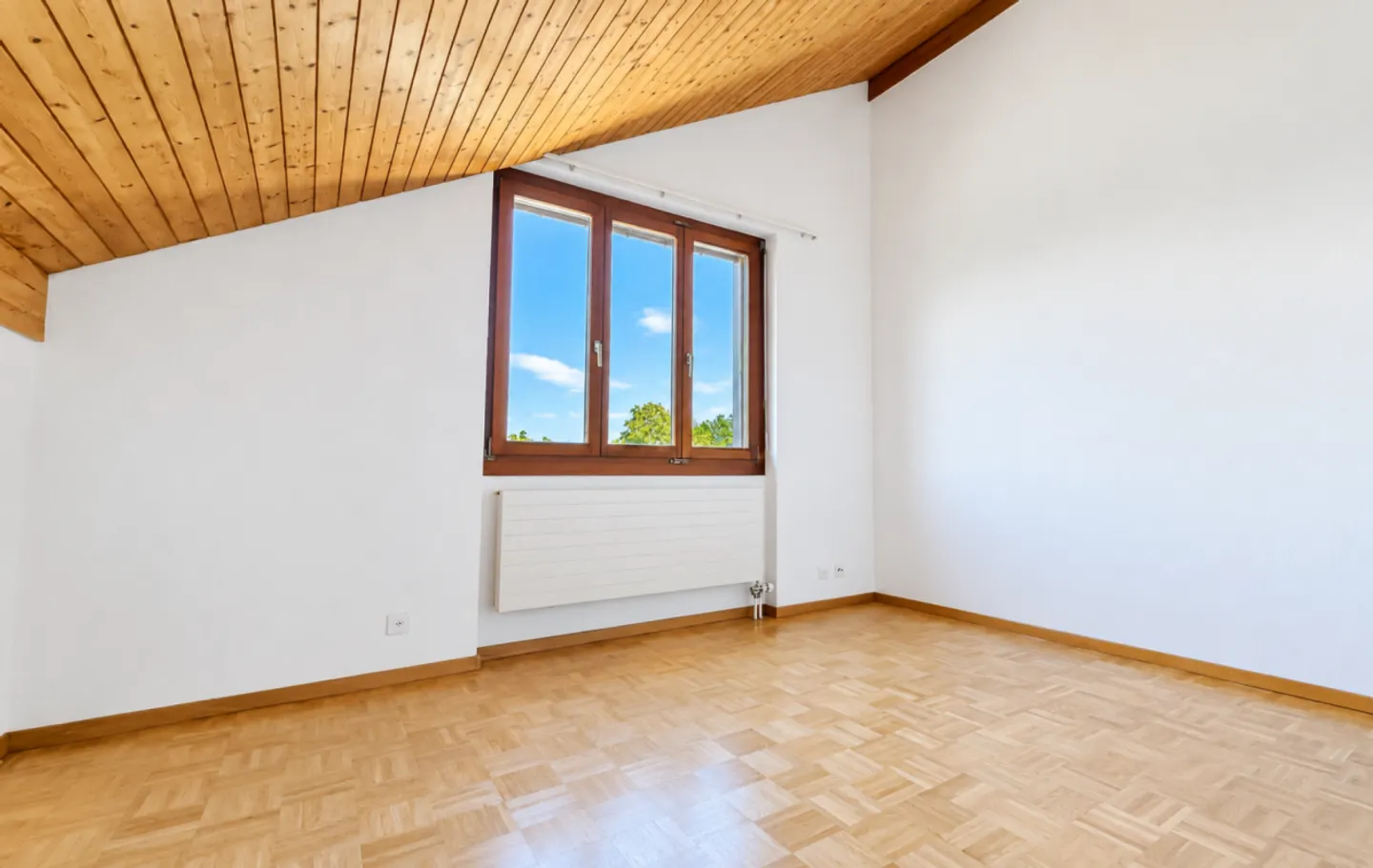 Large Renovated 5.0 Apartment with Large Playground - Photo 4 of 13