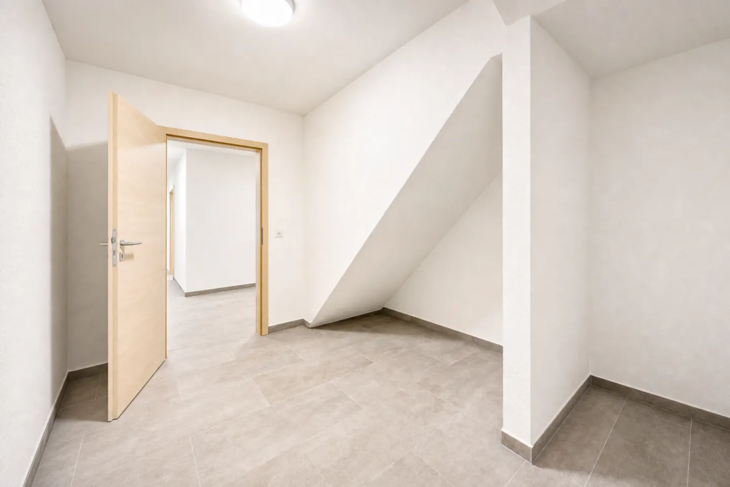 moderne Wohnung mit wundervoller Terrasse und Carport für zwei Fahrzeuge - Foto 12 di 13