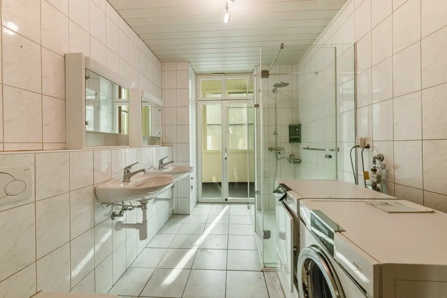 Charmantes Mehrfamilienhaus mit Ateliergebäude, Parkplatz und vielfältigen Möglichkeiten - Photo 5 of 13