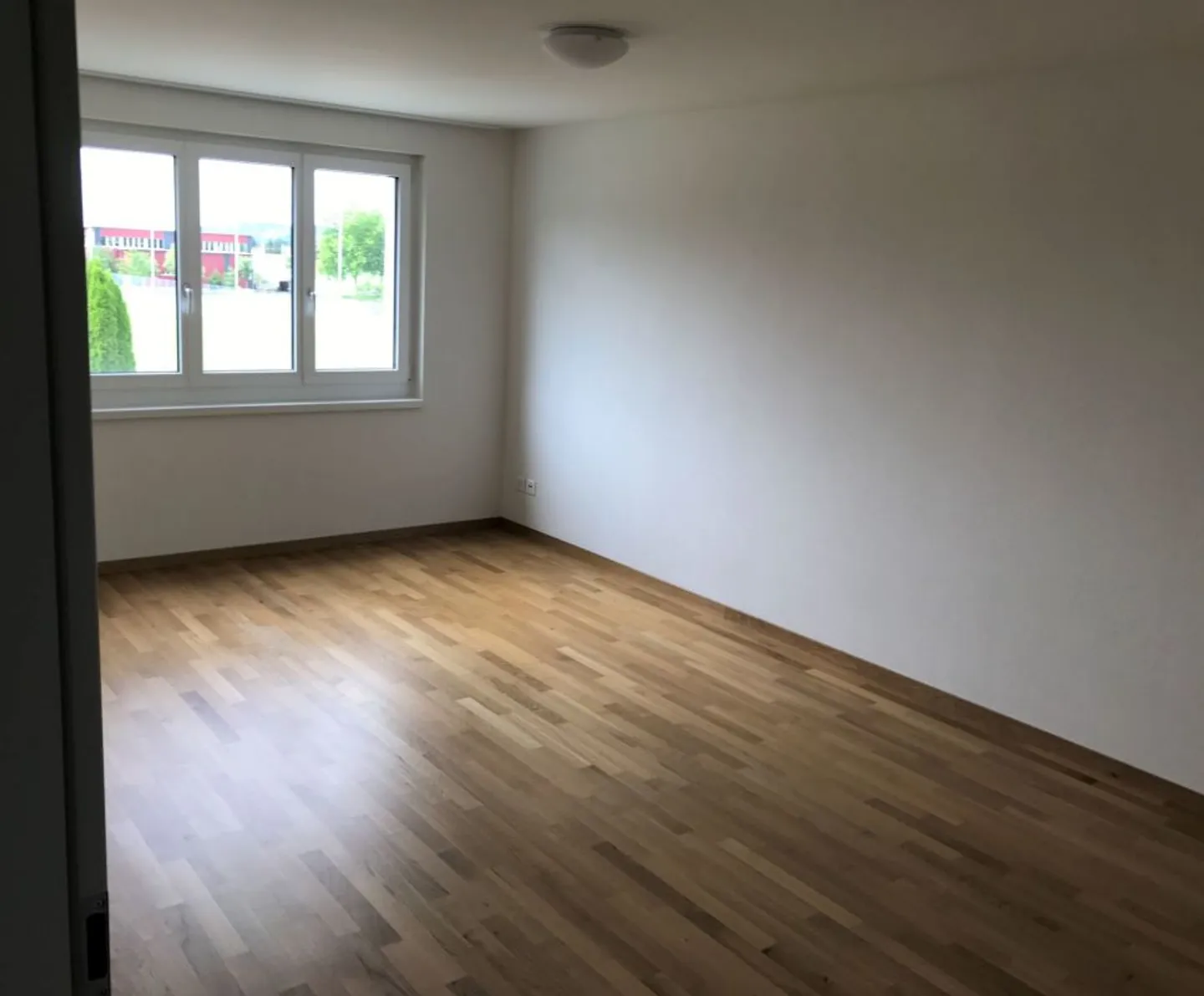 Appartamento moderno di 5,5 stanze in una posizione comoda - Foto 3 di 8